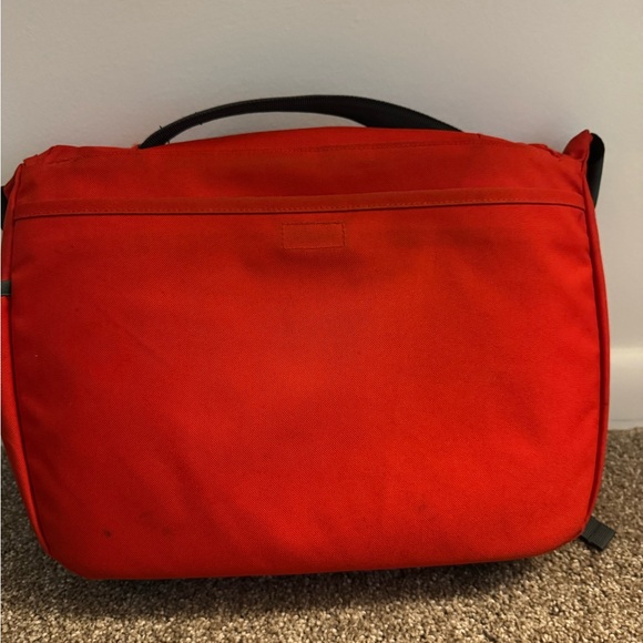 Patagonia Black Hole Messenger Bag - Red - Picture 3 of 6